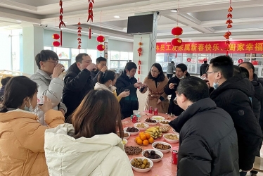 大年夜，新仓镇党委书记与留平职工共迎新春佳节
